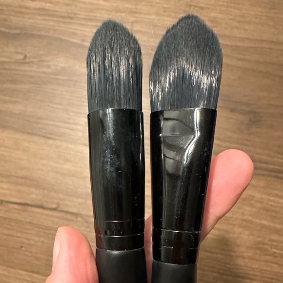 Pair of elf foundation brushes. Unused. - Picture 3 of 3